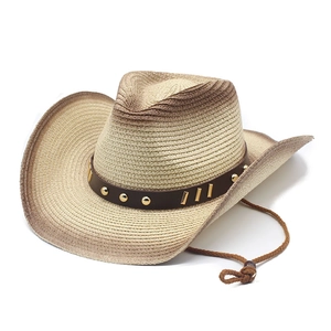 Cappello da cowboy in paglia sfumata con borchie metalliche e sottogola regolabile