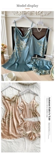 Détail de pyjamas en satin fleuri incluant caraco, short et robe nuisette élégante