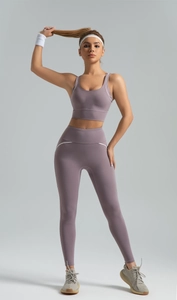Détail de l'ensemble de yoga mauve avec liserés blancs sur le soutien-gorge et legging