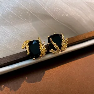 Boucles d'oreilles carrées plaquées or avec pierre noire et motif épi de blé chic