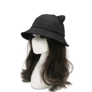 Cappello a secchiello nero alla moda con graziose orecchie di gatto su manichino