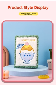 Primer plano del cuaderno de peluche B6 con bordado de cono y suave piel verde