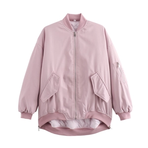 Détail d'un blouson aviateur rose montrant la doublure matelassée et le poignet côtelé