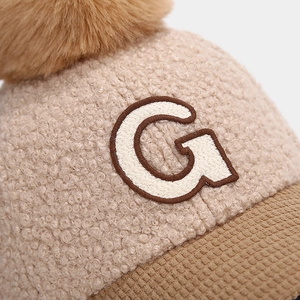 Kinder-Baseballkappe aus Fleece mit Bommel und G-Stickerei für Herbst und Winter