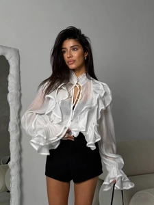 Elegante camicia in pizzo bianco con maniche a campana e scollo a V per donne alla moda