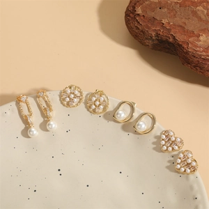 Parure de boucles d'oreilles dorées en perles et zircons aux motifs cœur et géométriques