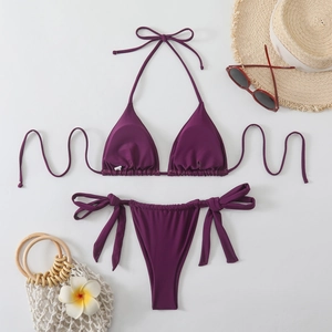 Set bikini due pezzi viola da donna con top a triangolo e lacci laterali regolabili