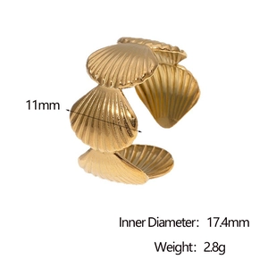 Dettaglio anello a conchiglia in oro 18k con dimensioni 11mm di larghezza e 17,4mm di diametro