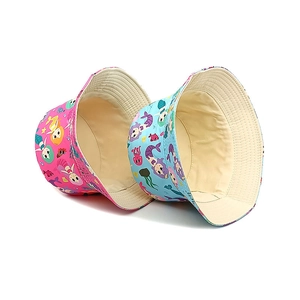Cappelli a secchiello per bambini con sirena in rosa e blu e stampe oceaniche