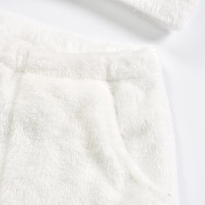 Détail du tissu pelucheux blanc et de la taille de ce short d'été doux et chic