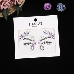 Détail de strass violets et irisés en forme de larmes pour décoration de maquillage