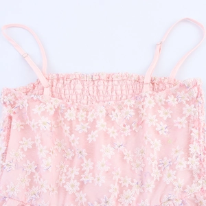Robe en tulle rose à fleurs avec broderie dentelle et détails de bustier froncé