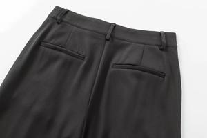 Détails de la taille, des passants de ceinture et des poches passepoilées du pantalon