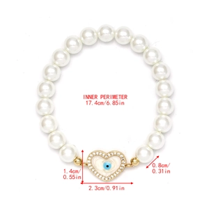 Detailmessung der Größe des weißen Perlen-Herz-Böse-Blick-Armbands mit Goldperlen