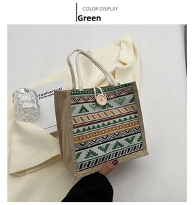 Détail du sac à lunch en jute avec imprimé ethnique, boucle en bois et anses en coton