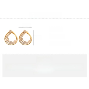 Vue détaillée des boucles d'oreilles plaquées or 18 carats avec zircons et fleurs
