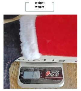 Mesure détaillée du poids du chapeau de fête en peluche affichant 110g sur une balance