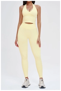Détail d'un ensemble de yoga sans couture jaune clair avec crop top dos nu et legging taille haute