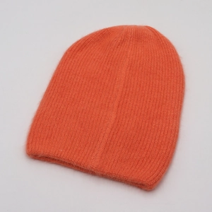 Bonnet en tricot orange vif minimaliste en mohair doux pour la chaleur hivernale