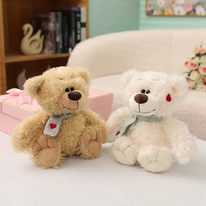 Set de ositos de peluche con bufandas de corazones en color marrón claro y blanco
