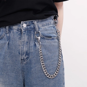 Détail de la chaîne de pantalon hip-hop argentée avec gros maillons et fermoirs robustes