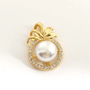 Détail du pendentif plaqué or 18K avec perle blanche entourée de zircons brillants