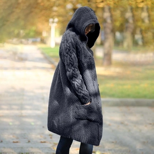 Dettaglio delle maniche a treccia e texture del cardigan con cappuccio grigio scuro