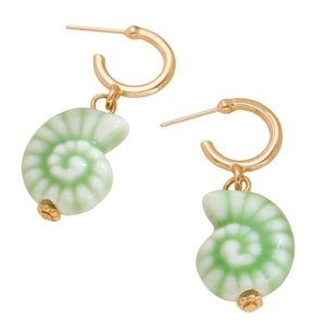 Détails de boucles d'oreilles coquillage doré avec pendentifs en céramique vert et blanc