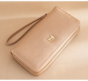 Dettaglio portafoglio in pelle beige con doppia cerniera e logo H in metallo dorato