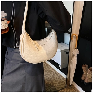 Dettaglio della pelle martellata color crema della borsa hobo a mezzaluna KOKOK