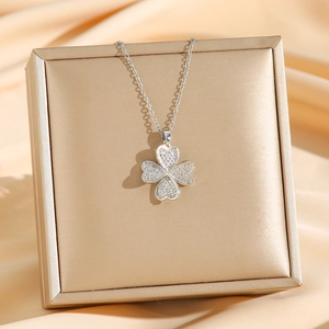 Collier trèfle à quatre feuilles argenté avec diamants sur fond de soie luxueux