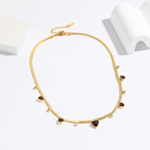 Collar de cadena de serpiente dorada con gema de corazón púrpura y borlas de circonita