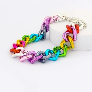 Detail of adjustable pet heart chain necklace with iridescent gradient metal plating