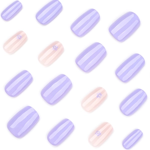 Faux ongles courts carrés en lilas clair avec des motifs floraux élégants