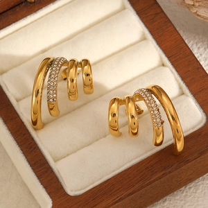 Boucles d'oreilles créoles multi-rangs en acier doré 18 carats avec zircons sur boîte bois