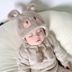 Dettaglio del cappello invernale in peluche per neonati con orecchie d'orso e ricami