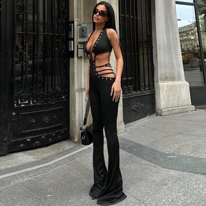 Combinaison dos nu noire avec détails d'œillets latéraux et jambes larges évasées en ville