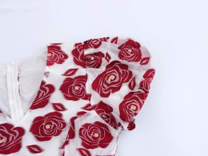 Nahaufnahme der roten Rosen Jacquard-Struktur mit Puffärmeln und Reißverschluss-Detail