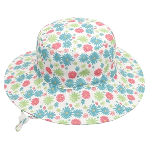Dettaglio cappello sole neonato a fiori con cinturino regolabile e tesa larga protettiva