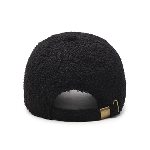 Vue arrière de casquette de baseball en laine d'agneau noire avec boucle métallique