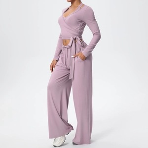 Détail du haut cache-coeur mauve avec lien latéral et pantalon large à taille haute