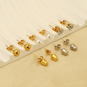 Set di orecchini eleganti in acciaio inossidabile placcato oro 18k con perle e zirconi