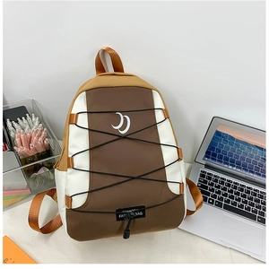 Detailweergave van de nylon schoolrugzak met stijlvol gekruist touwontwerp voor kids