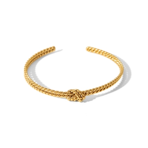 Detailansicht der gedrehten Knotentextur an einem vergoldeten Edelstahl-Manschettenarmband