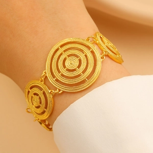 Detail des runden Vintage-Gliedarmbands in Gold mit gebürsteter Metallstruktur