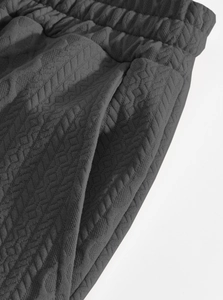 Details der Strickhose mit elastischem Bund und Seitentaschen in Anthrazitgrau
