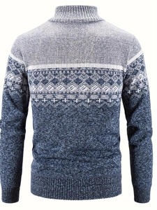 Détail du motif géométrique ethnique au dos du cardigan en maille bleu et gris