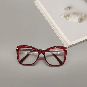 Dettaglio montatura occhiali geometrica bordeaux con lenti anti-luce blu a forma d'ala
