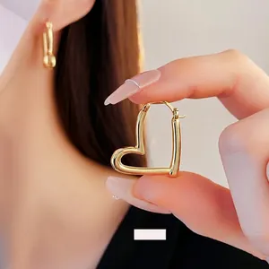 Élégantes boucles d'oreilles créoles cœur dorées avec un design creux et fini poli brillant
