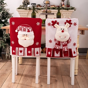 Nahaufnahme von Weihnachtsmann und Rentier Plüsch-Stuhlhussen in festlichem Ambiente